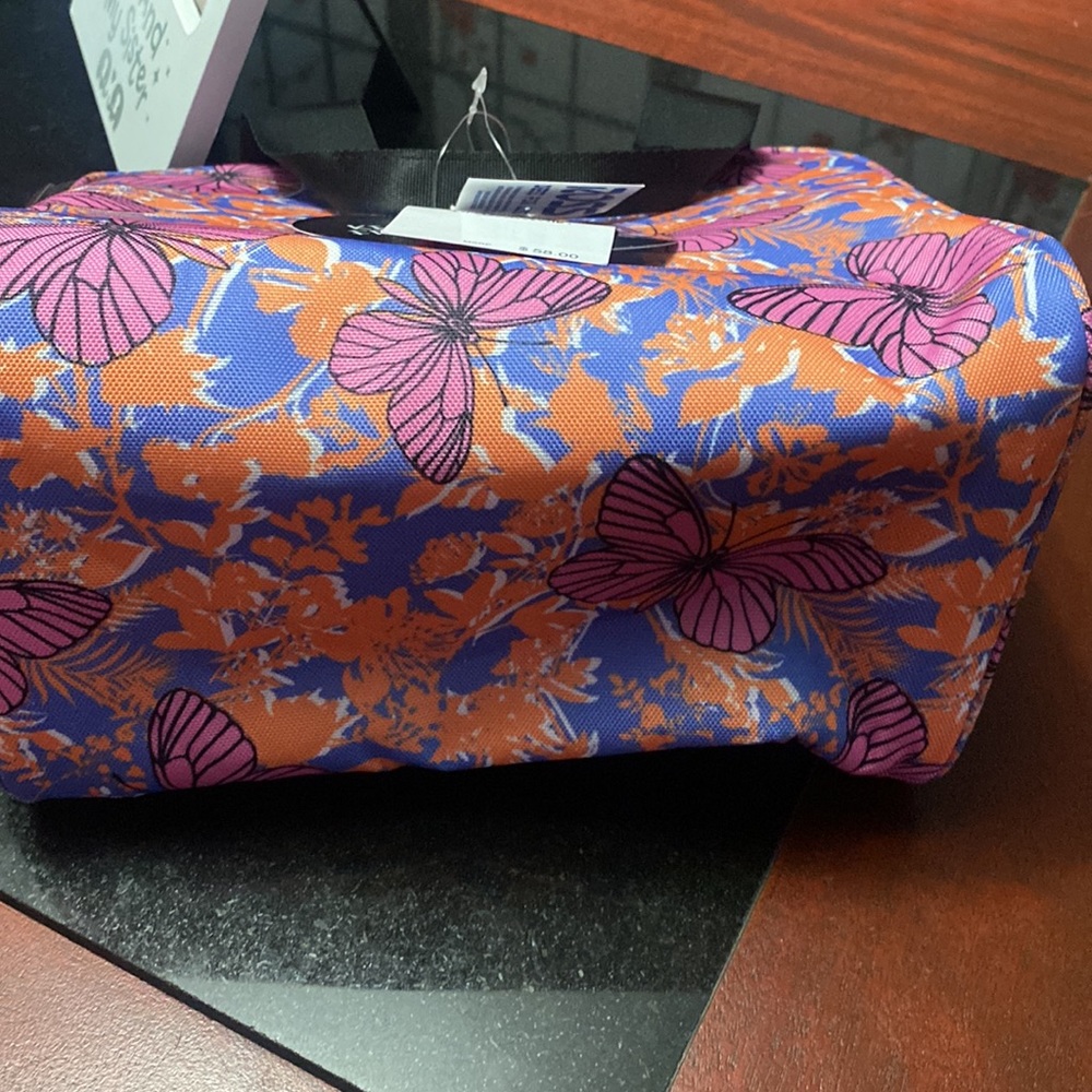 🆕Betsey Johnson Lunch tote with Mesh Pouch, Butterfly/Floral - Picture 6 of 7